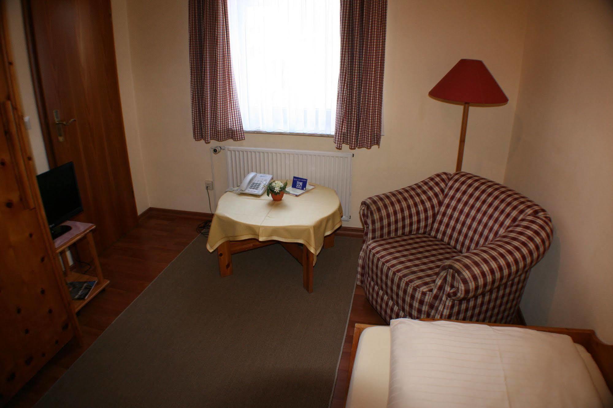 Ferienwohnungen Im Hotel Garni Zur Post Utersum Экстерьер фото
