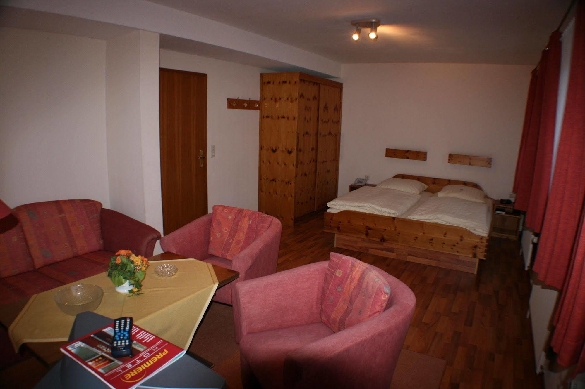 Ferienwohnungen Im Hotel Garni Zur Post Utersum Экстерьер фото