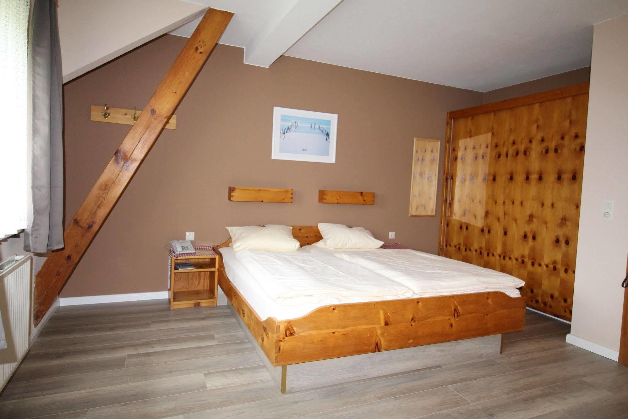 Ferienwohnungen Im Hotel Garni Zur Post Utersum Экстерьер фото